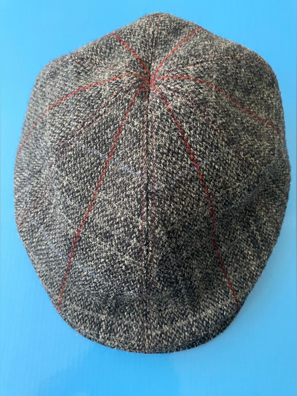 “Peaky Blinders” tweed flat cap